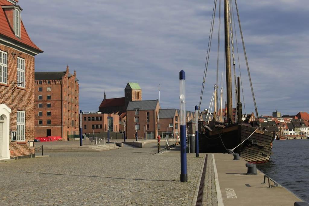Dock 07 - Modernes 4 Sterne-Ferienapartment Direkt Am Hafen Wismar Exterior foto