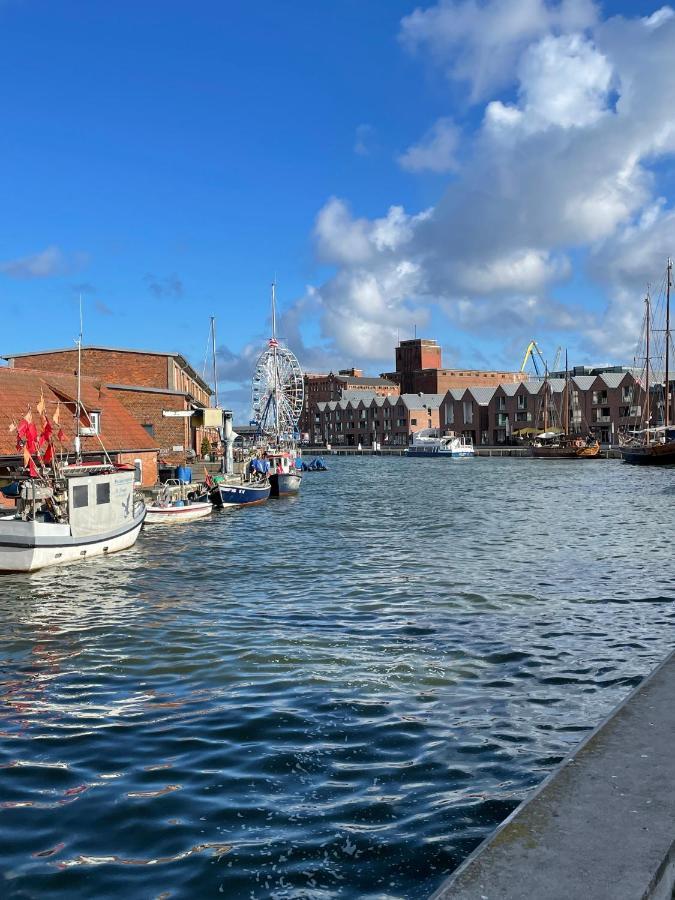 Dock 07 - Modernes 4 Sterne-Ferienapartment Direkt Am Hafen Wismar Exterior foto