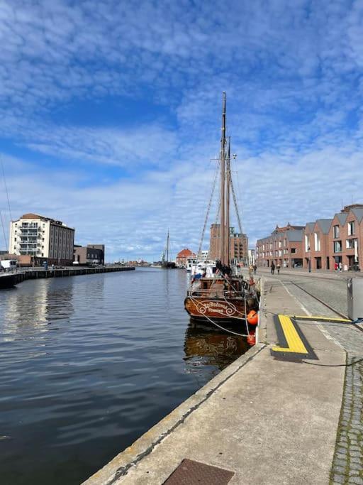Dock 07 - Modernes 4 Sterne-Ferienapartment Direkt Am Hafen Wismar Exterior foto