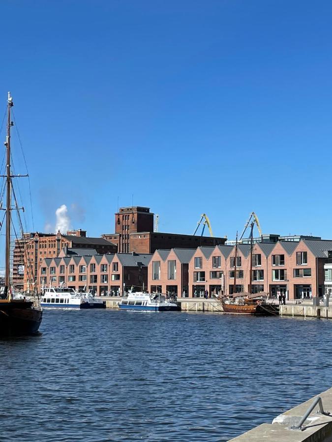 Dock 07 - Modernes 4 Sterne-Ferienapartment Direkt Am Hafen Wismar Exterior foto