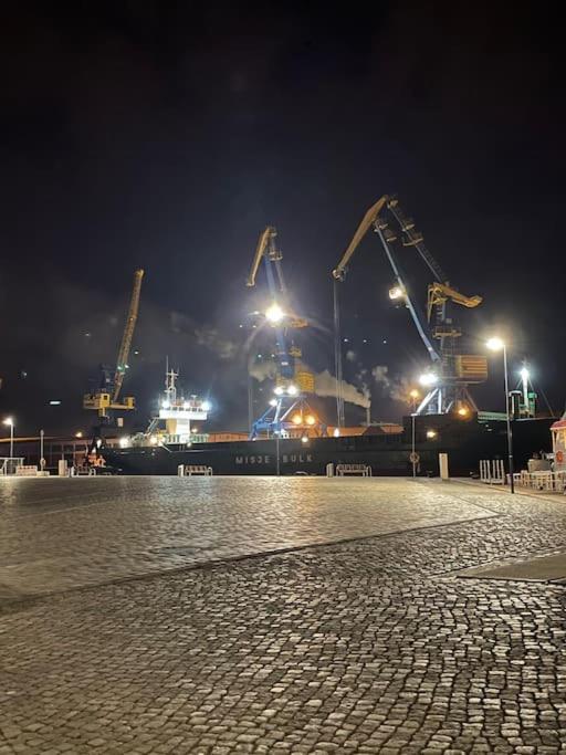 Dock 07 - Modernes 4 Sterne-Ferienapartment Direkt Am Hafen Wismar Exterior foto